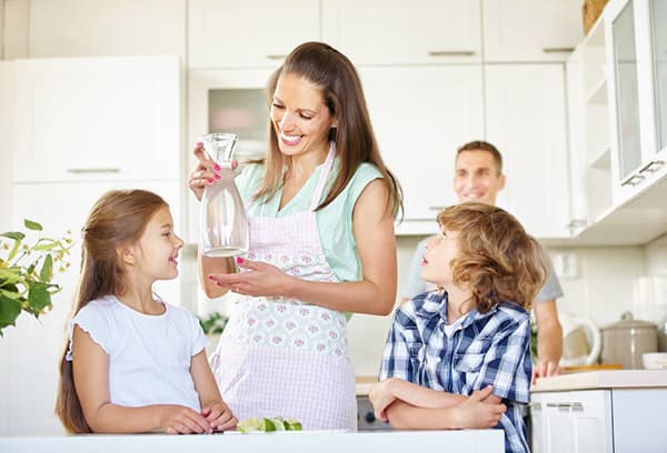 Familie trinkt sauberes Wasser