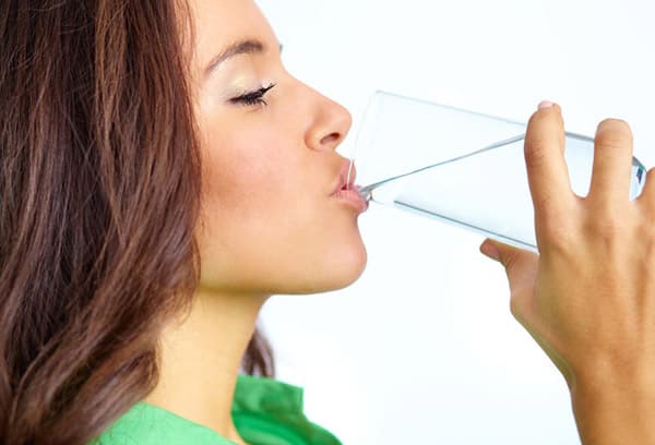Ein Mädchen trinkt Wasser