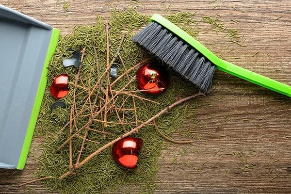 Reinigung von Nadeln und zerbrochenem Christbaumschmuck