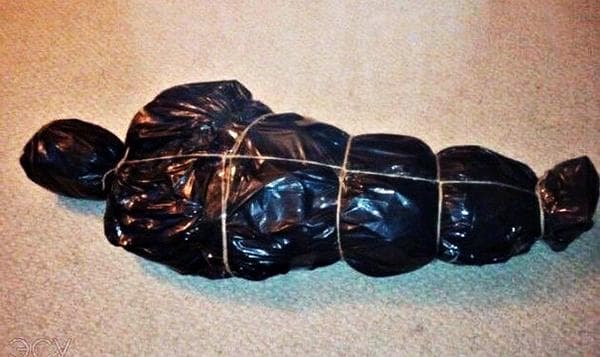 Weihnachtsbaum, in schwarze Müllsäcke gewickelt