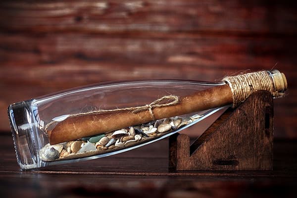 Stilisierter Brief in einer Flasche