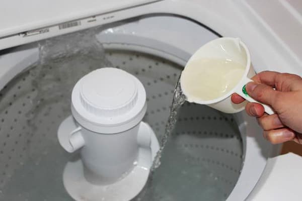 Zugabe von Essig in die Trommel der Waschmaschine